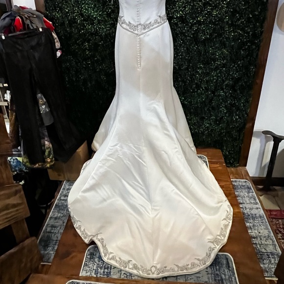 Wedding gown NWOT - Picture 10 of 12